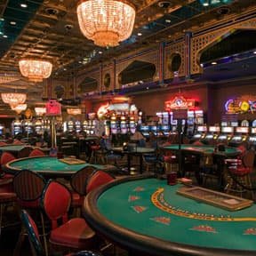 gogorejeki mobile app interface showing slot games and live casino options